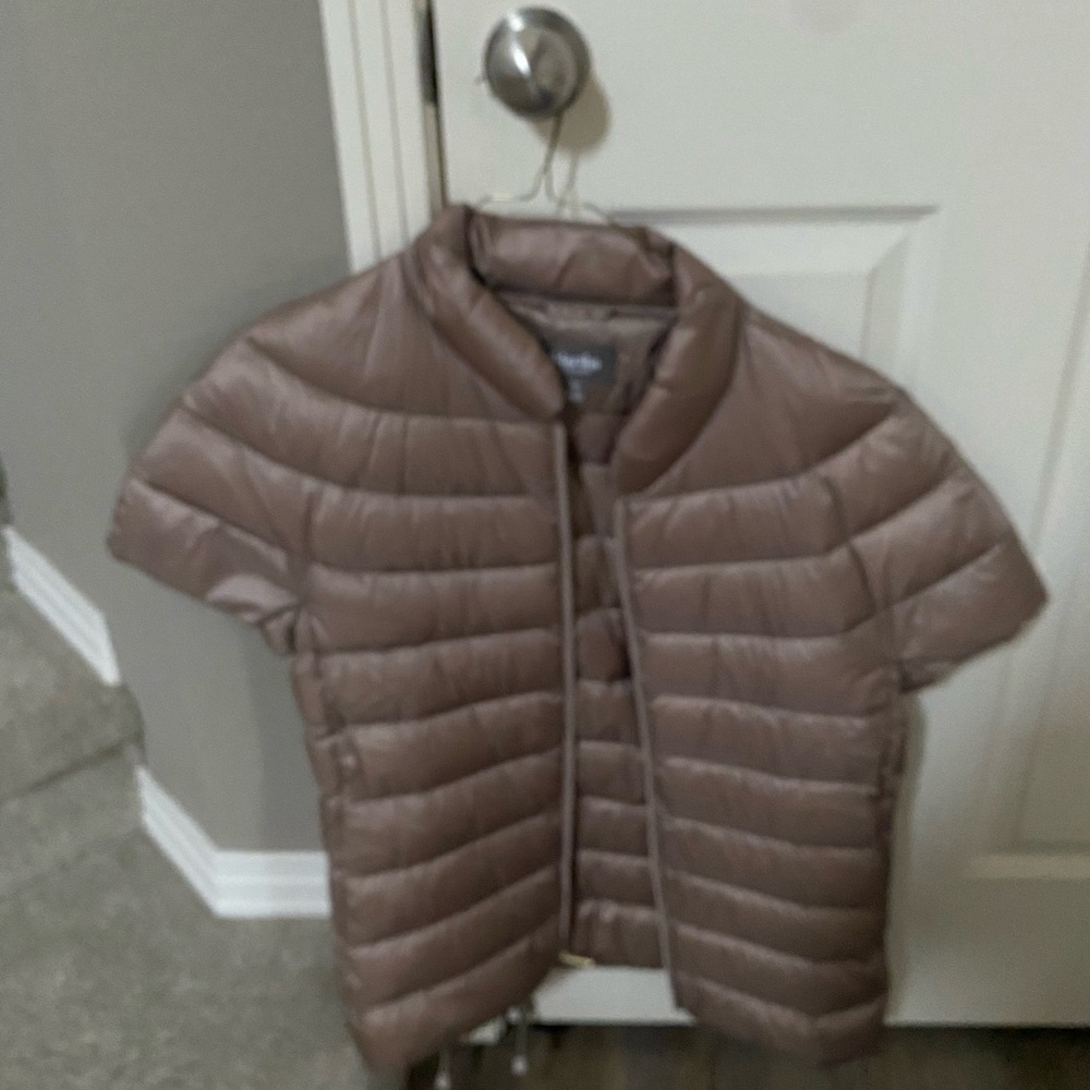 Short Sleeve Puffer Jacket in Brown
